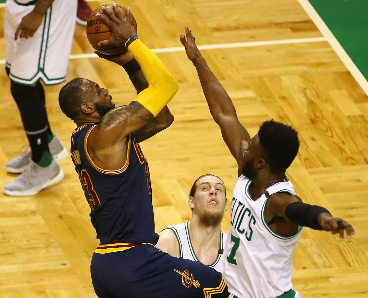 Los Celtics no saben como parar a LeBron James