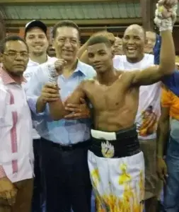 Michael –La Zarsa- Rivera vence a  Marco Acevedo por decisión unánime