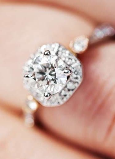 Compra anillo en US$13 y es valuado en US$400,000