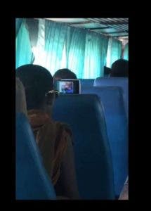 Monje es descubierto viendo videos pornos autobús