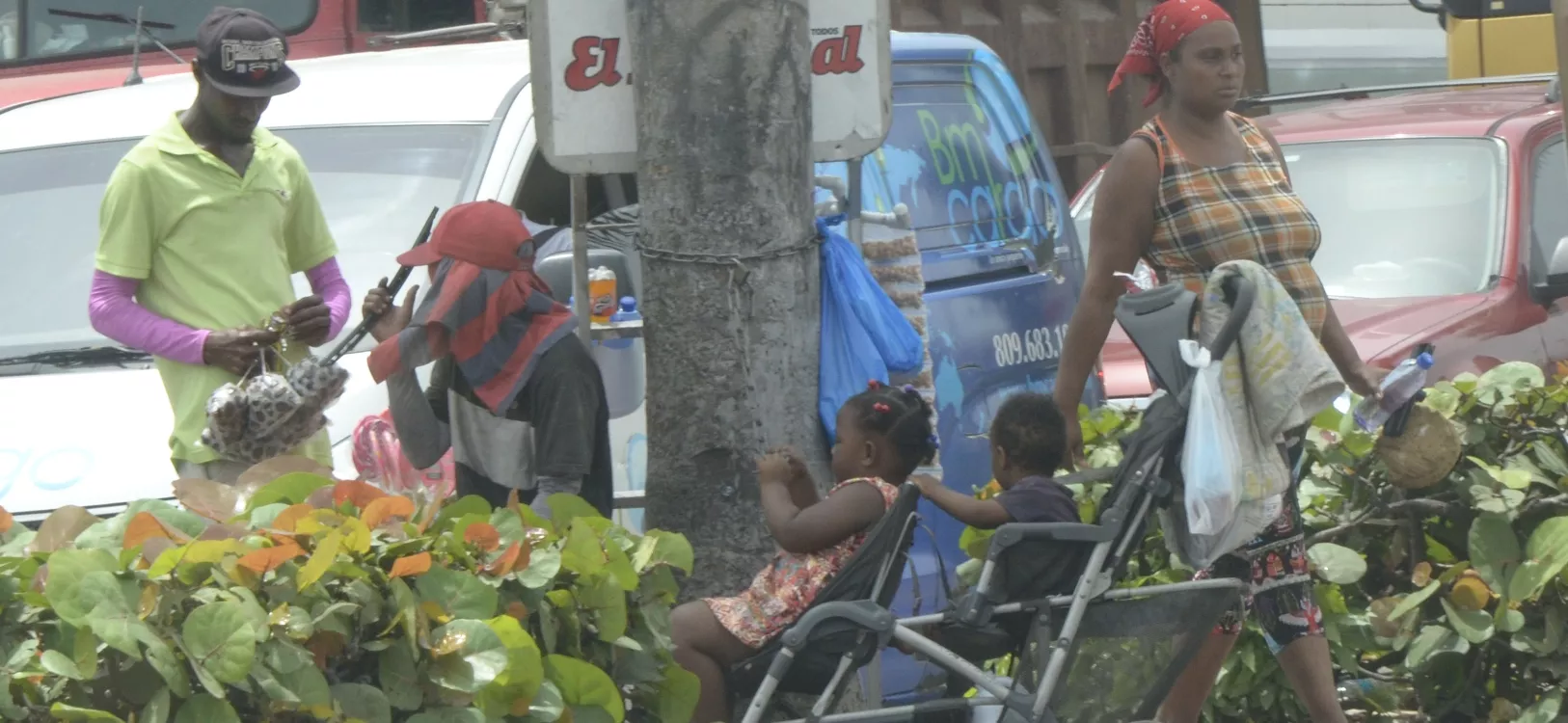 Los pedigüeños y vendedores haitianos copan las vías públicas