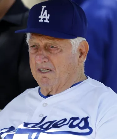 Tom Lasorda hospitalizado tras cirugía para reemplazar marcapaso