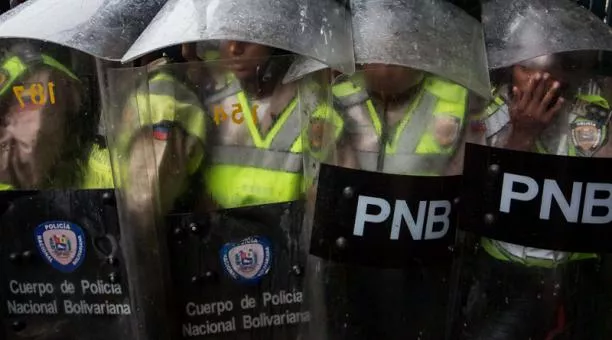 Manifestantes retuvieron a policías venezolanos para exigir libertad de detenidos