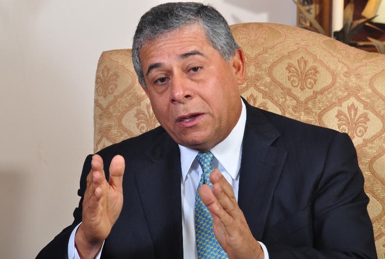 Roberto Salcedo entrega propuesta de seguridad al Gobierno