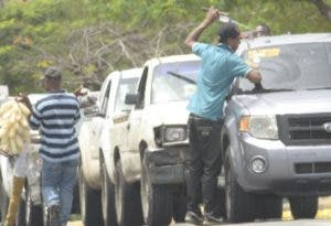 Limpia vidrios no dan tregua a conductores