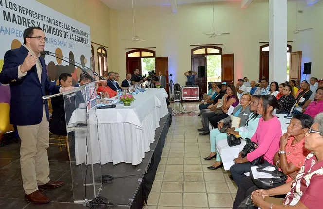 asociacion-de-padres-escuchan-a-navarro