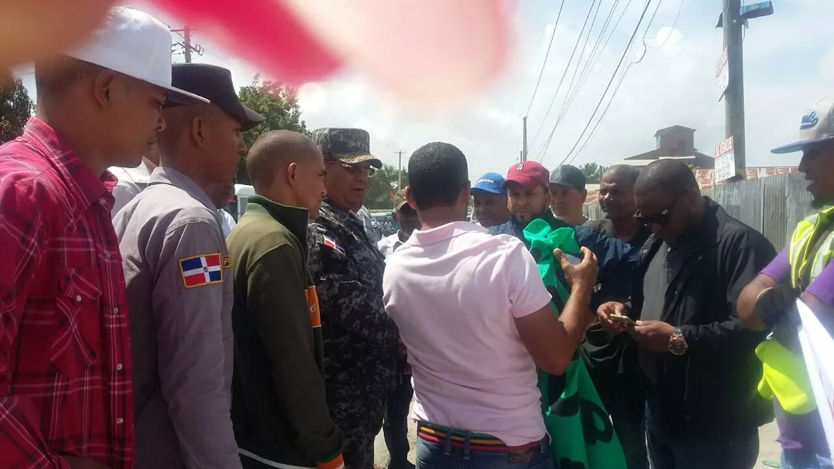 Policías agreden miembros del Falpo por mostrar pancartas en visita de Danilo a Nagua