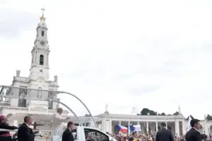 Una marea de peregrinos exultantes arropa al papa en el santuario de Fátima