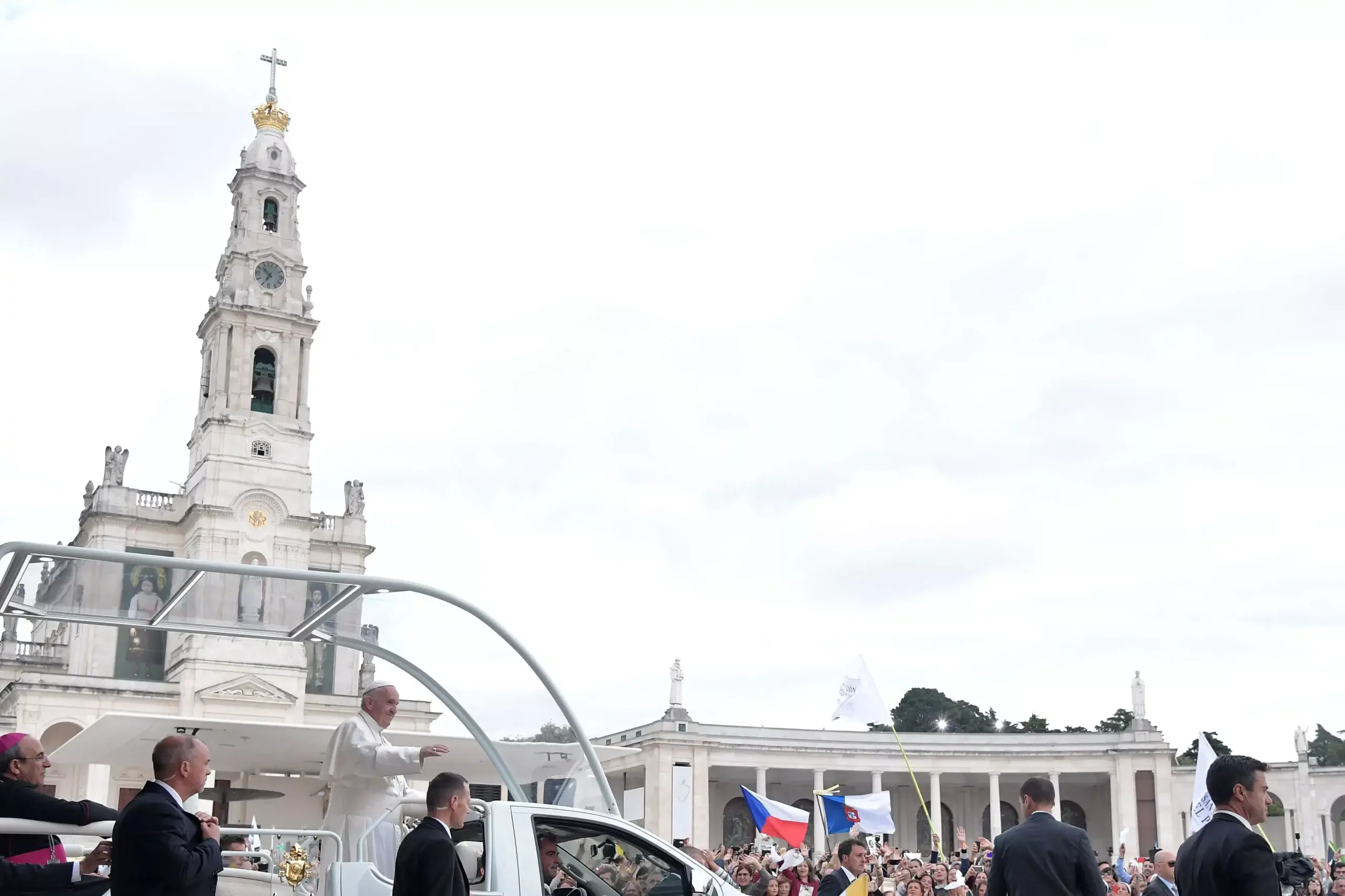 Una marea de peregrinos exultantes arropa al papa en el santuario de Fátima