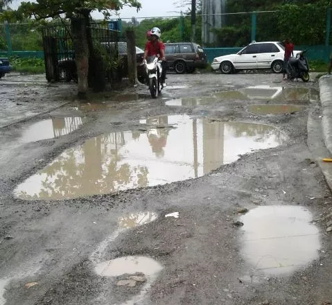 Residentes en El Javillar de Puerto Plata claman por la pavimentación de sus calles que están intransitables