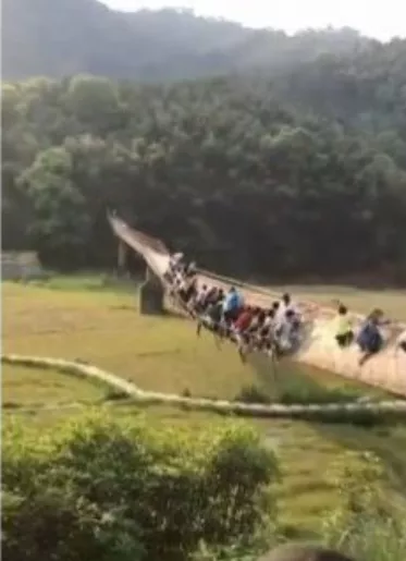 Puente se rompe y deja a turistas a punto de caer