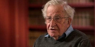 Chomsky alerta del peligro eminente de amenaza nuclear y cambio climático