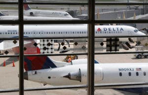 Delta Air Lines se disculpa e indemniza a una familia que expulsó de un vuelo