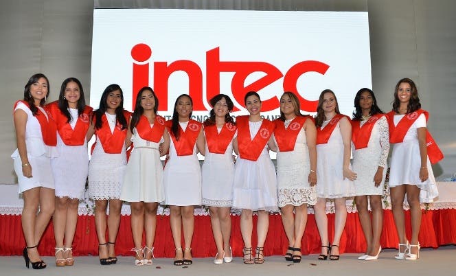 Doce ingenieras se destacan entre más altos índices en graduación INTEC