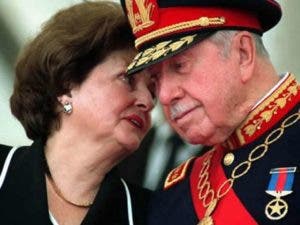 Viuda de Pinochet cobra pensión mensual de 4.660 dólares