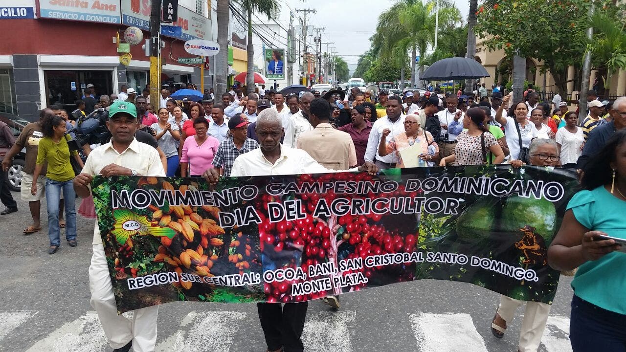 Campesinos marchan en San Cristóbal en reclamo de varias obras