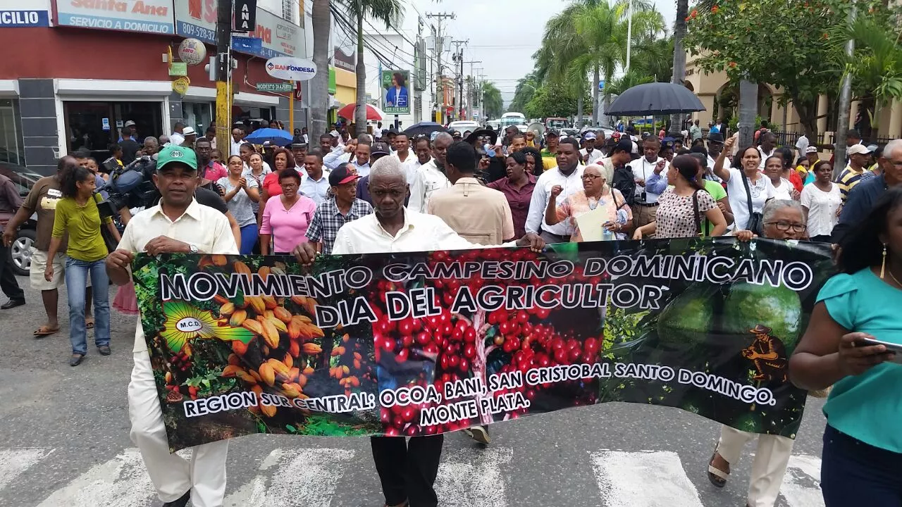 Campesinos marchan en San Cristóbal en reclamo de varias obras