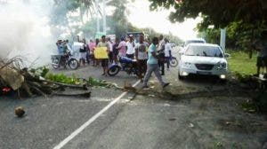 Protestan en Cabarete por incumplimiento de promesa de asfaltado de calles