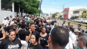 Trabajadores protestan en Hospital Ricardo Limardo de Puerto Plata, exigen varias reivindicaciones