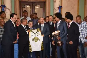 Presidente Danilo Medina recibe a los campeones del Rafael Barias