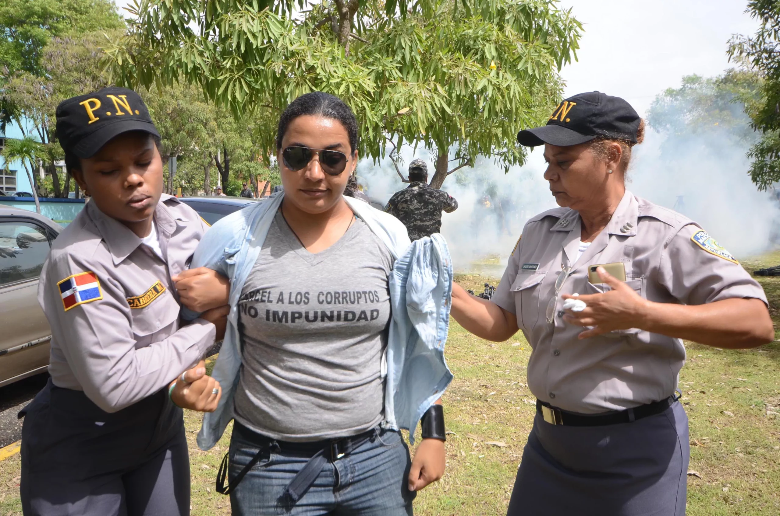 Video: Policía agrede y apresa manifestantes frente a Procuraduría