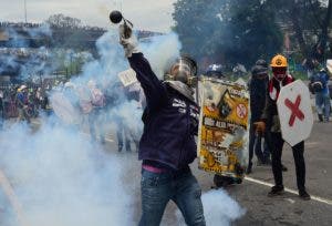 Las manifestaciones contra el gobierno se han ido tornando cada vez más violentas en Caracas y otras ciudades del país.