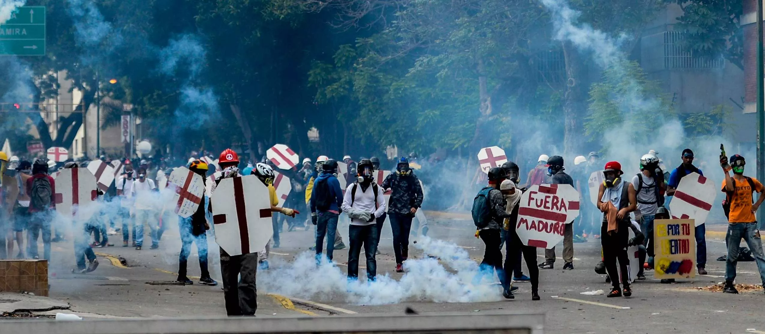 Universitarios venezolanos marchan contra Maduro pese a aumento de violencia