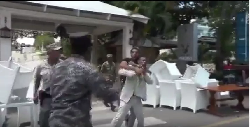 Periodista es agredido por empleado de una compañía cuando cubría un embargo