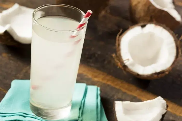 Los maravillosos beneficios de tomar agua de coco