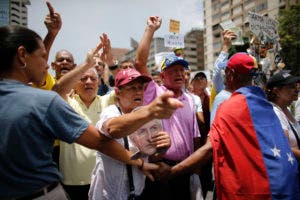 Policías dispersan gas pimienta en marcha de ancianos en Caracas