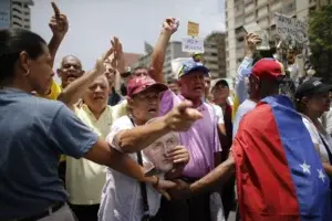 Policías dispersan gas pimienta en marcha de ancianos en Caracas