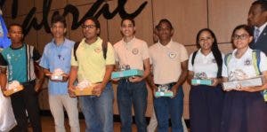 UASD entrega premios a estudiantes de bachillerato que participaron en olimpiadas