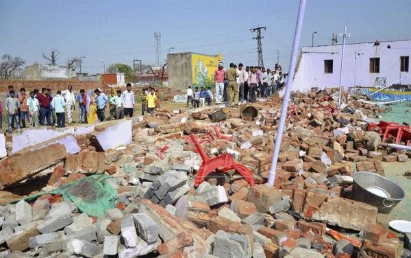 Al menos 24 muertos al derrumbarse un muro durante una boda en la India