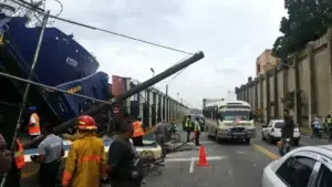 Video muestra el momento en el que el Ferry choca y arrastra contenedores en el Puerto