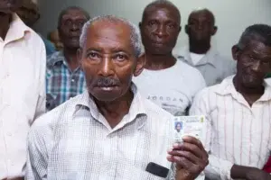 JCE inicia entrega de cédulas a trabajadores cañeros pensionados