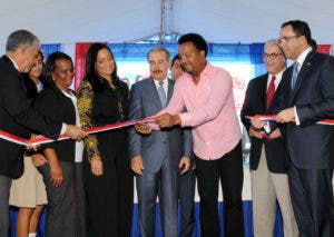 Danilo Medina entrega un liceo nuevo y otro ampliado en Santo Domingo Este