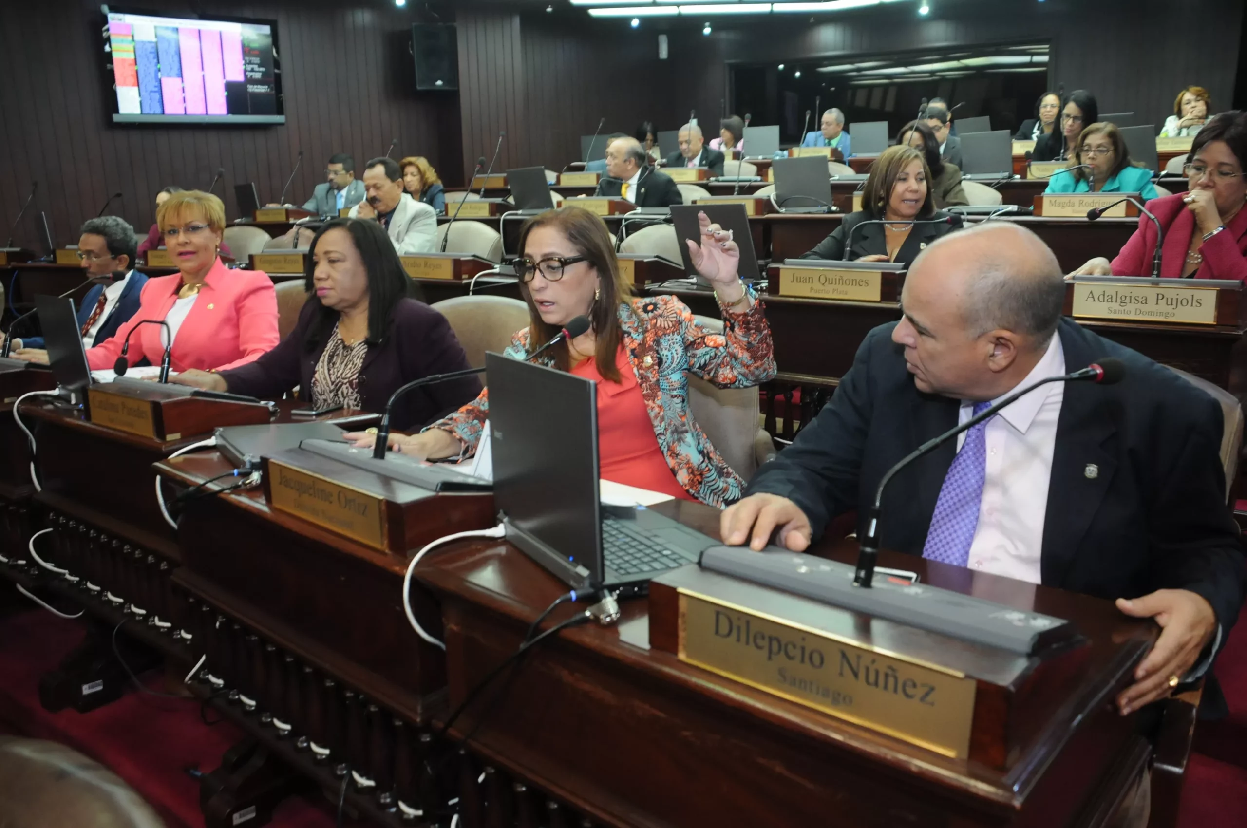 Diputados aprueban ley que declara “Período de celebración de los días de la Patria”