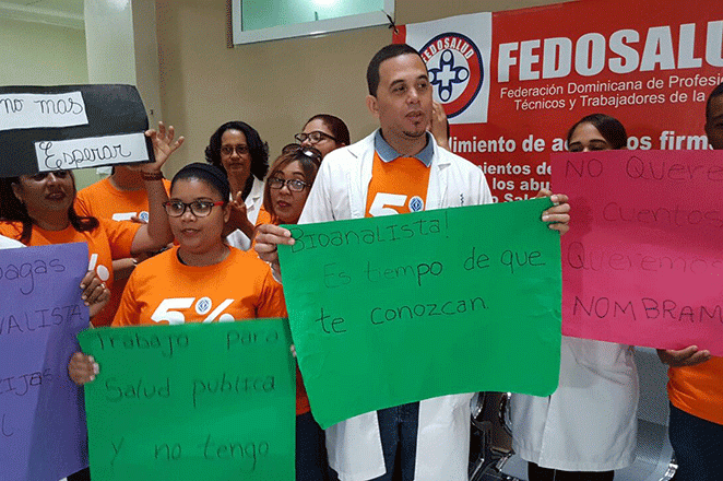 Enfermeras y bioanalistas paralizan labores en hospitales de Santiago en demanda de reivindicaciones