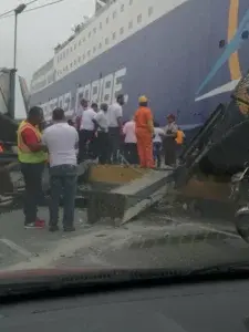 Video: El ferry choca con pared del puerto en avenida Francisco Alberto Caamaño