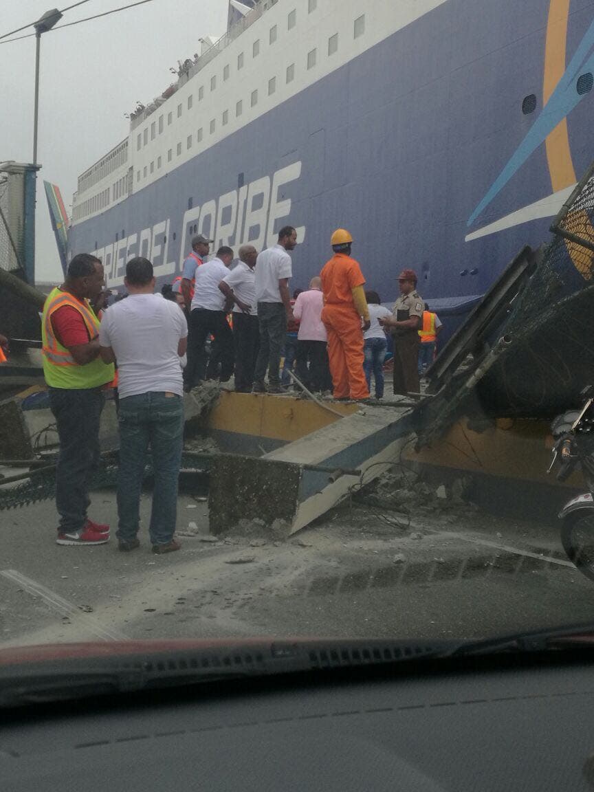 Video: El ferry choca con pared del puerto en avenida Francisco Alberto Caamaño