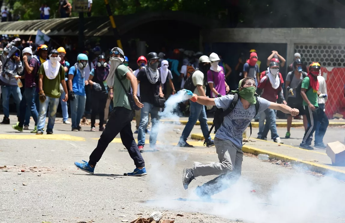 Estudiantes y policías se enfrentaron en nueva protesta contra Maduro