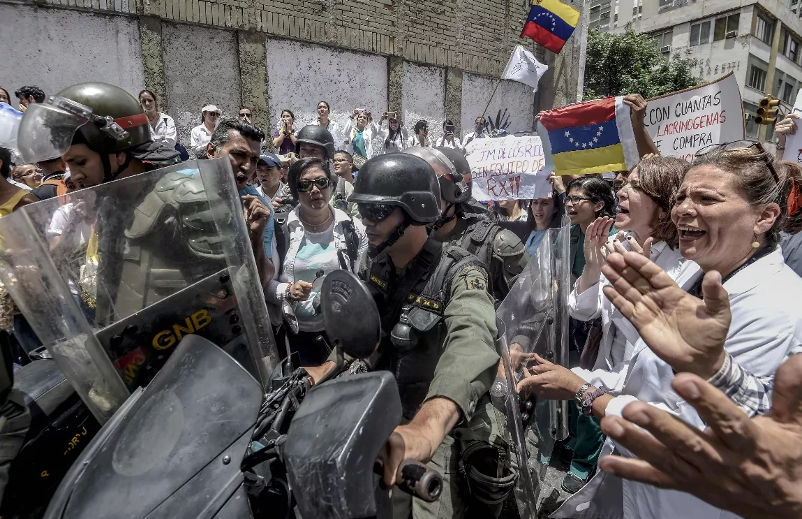 Maduro despliega militares al escalar violencia que deja 43 muertos en Venezuela