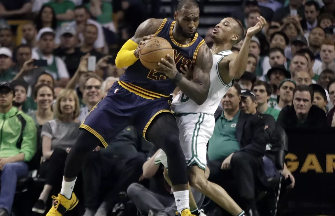 LeBron y Cavs arrasan otra vez en Boston, lideran 2-0