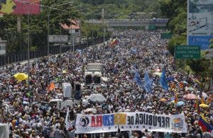 Gases lacrimógenos contra decenas de miles de opositores en Venezuela