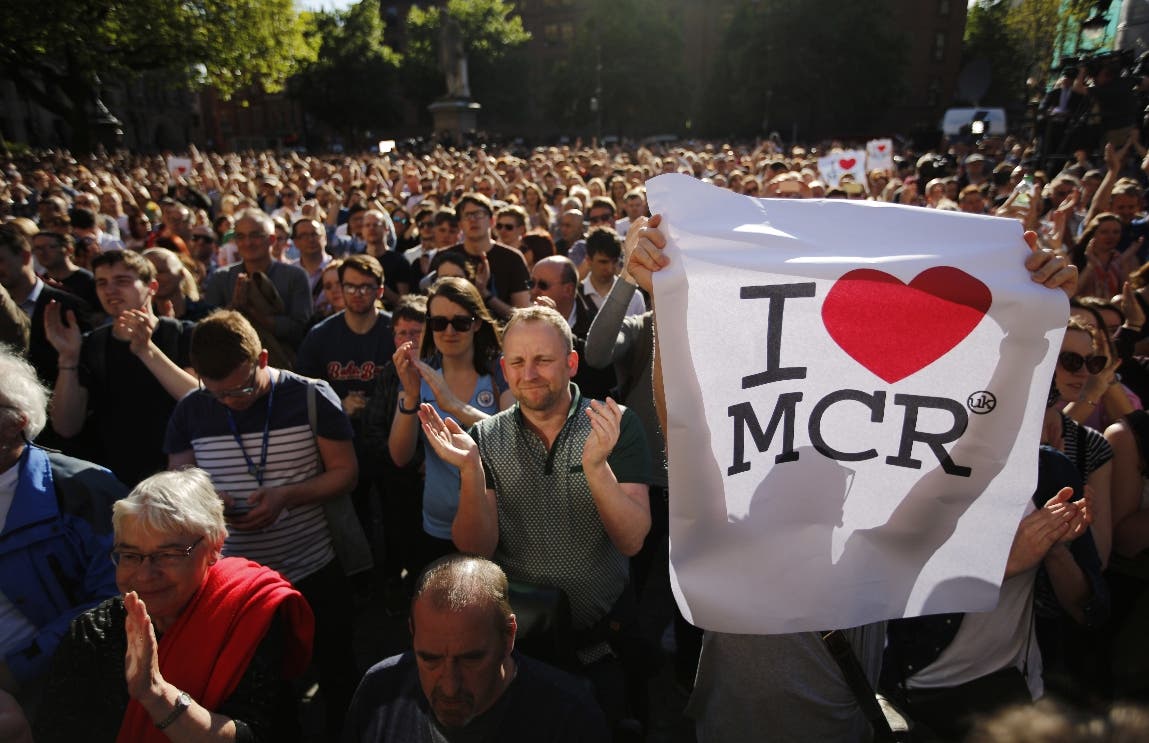 Manchester se vuelca en un emotivo acto por las víctimas del atentado