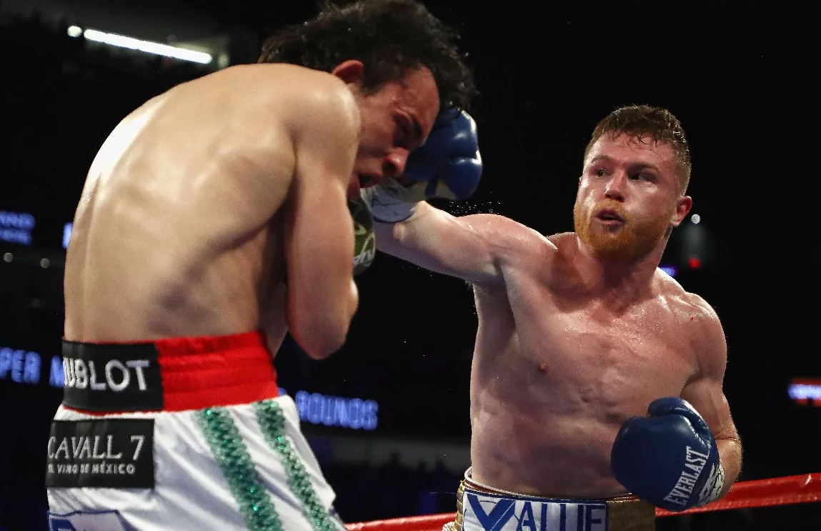 “Canelo” Álvarez juega con Chávez junior y gana por decisión unánime