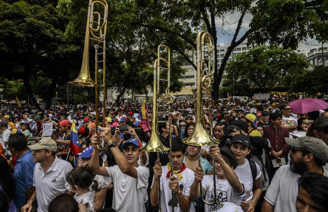 Cientos marchan con instrumentos musicales y contra la violencia en Venezuela