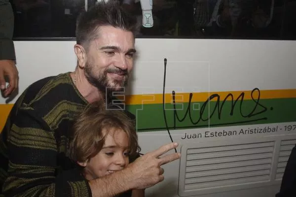 Juanes estampa su firma en el metro de Medellín