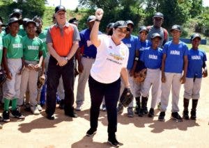 La alcaldesa de Yaguate, licenciada Rosa Peña, acompañada por el inmortal Juan –Piñao- Ortiz, hizo el lance de honor en la inauguración del V Torneo Nacional de Béisbol Escolar.