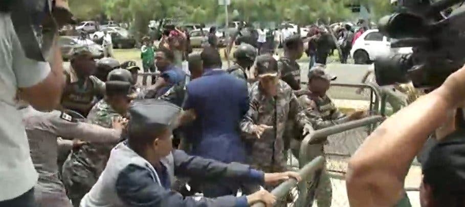 Video: Con bombas lacrimógenas y empujones Policía impide entrada de legisladores a Procuraduría
